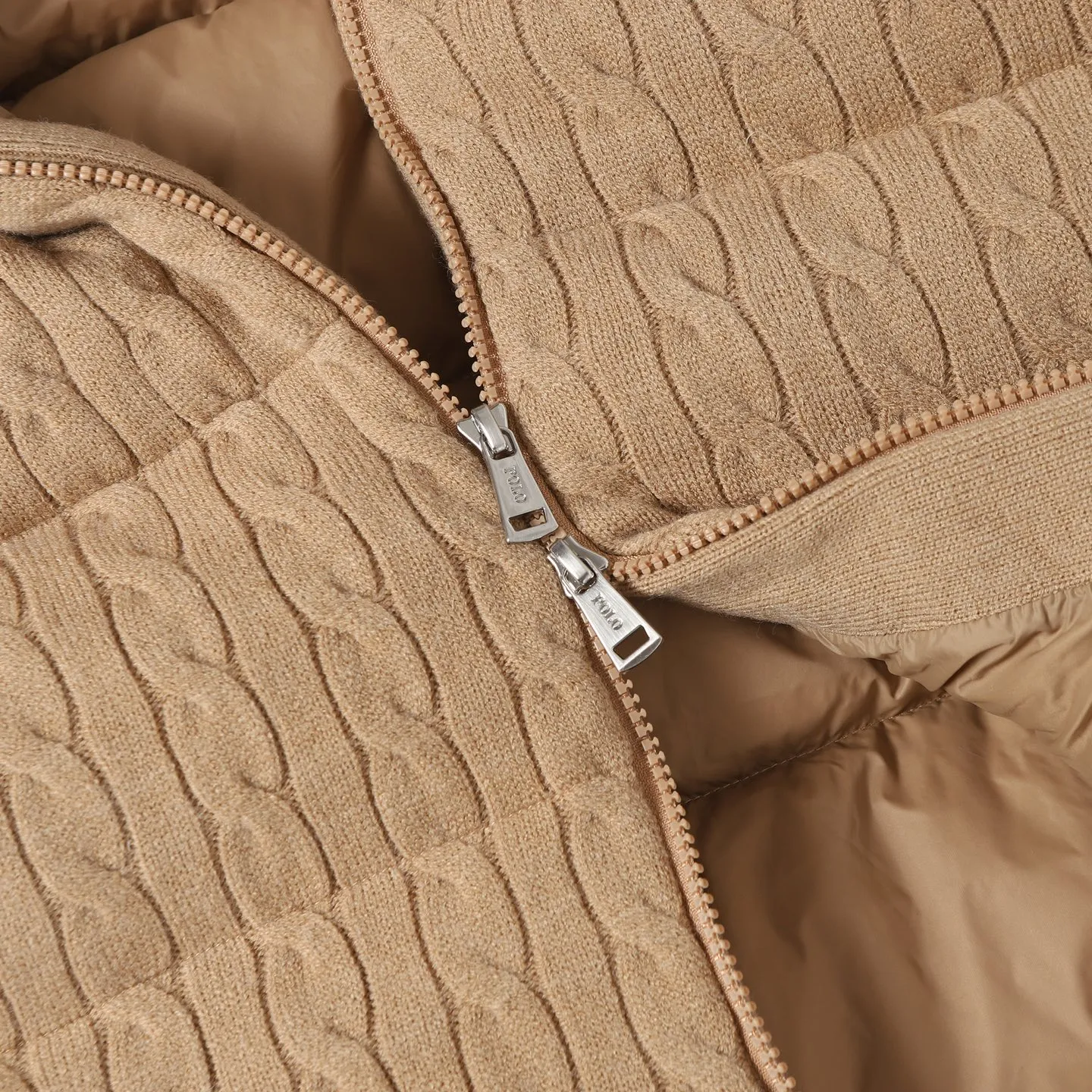 P1000 Women's】Ralph/Ralph Lauren 25ss new hooded down jacket brings warmth within reach. 🧵 Combining classic cable knitting with warm down, it’s a textured choice. Warm winter colors, the answer to classics and style. ❄️ Needless to say, the texture speaks for itself. Rah Lauren cable down jacket defines winter style. Color Black Khaki Size s m L xL